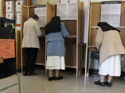 Tres mujeres votan en el refer&eacute;ndum sobre si abolir el Senado hoy en Dubl&iacute;n.