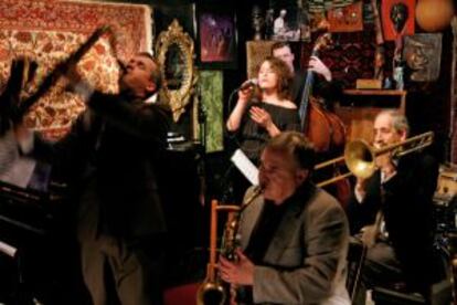 Jazz entre cachivaches en club Fat Cat, en Nueva York.