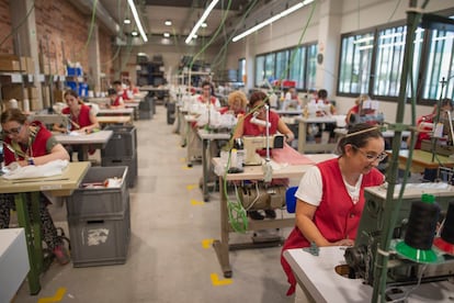 Trabajadores de la Fundació Portolà en sus espacios de trabajo, en una imagen cedida.