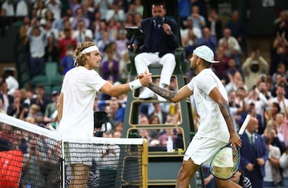 Tsitsipas y Kyrgios se saludan al finalizar el partido en la Court 1 de Wimbledon.