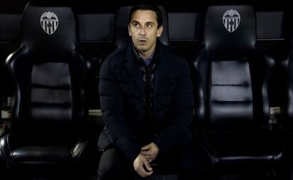 Gary Neville, en el banquillo de Mestalla el 10 de febrero.