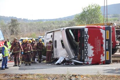 Bombers treballen a l'autocar sinistrat.