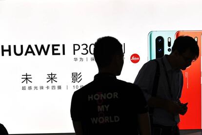 Visitantes del estand de Huawei en el Congreso Mundial del Móvil de Shanghái (China), el pasado día 26.