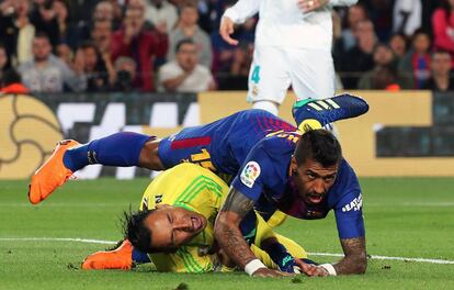 Keylor Navas y Paulinho chocan en una acción del partido.