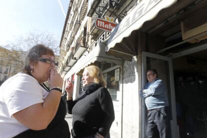 Ambiente dos días después de la entrada en vigor de la Ley Antitabaco en Tribunal, Madrid