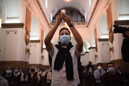 Un hombre participa en una misa oficiada por el sacerdote brasileño Mauro Verzeletti, director de la Casa del Migrante de Guatemala, en honor de los migrantes centroamericanos que murieron en Chiapas, México, el pasado 9 de diciembre.