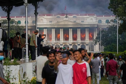 Varios manifestantes se hacen un selfie delante del Palacio Singha Durbar, sede del gobierno y el parlamento en Nepal, este martes.  