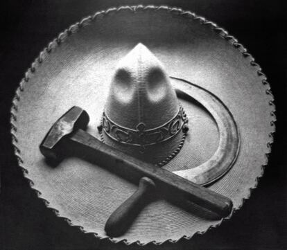 Una de las fotografías más conocidas de Tina Modotti, titulada 'Sombrero, martillo y hoz' (1927), México.