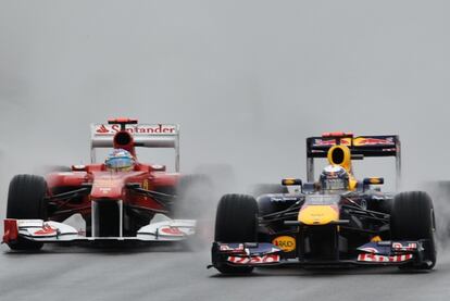Los bólidos de Fernando Alonso y Sebastian Vettel miden su velocidad en una recta.