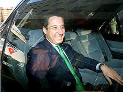 Eduardo Zaplana, en su coche, a la salida de su reunión con el presidente del Gobierno.