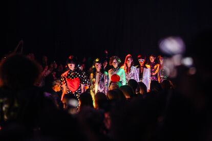 Desfile de Paco Rabanne en París, donde se presentaron por primera vez prendas masculinas.