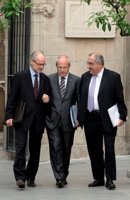 El presidente de la Generalitat, José Montilla, acompañado de los consejeros de Economía y Finanzas Antoni Castells, y de Política Territorial y Obras Públicas Joaquim Nadal, poco antes de la reunión del gobierno catalán.