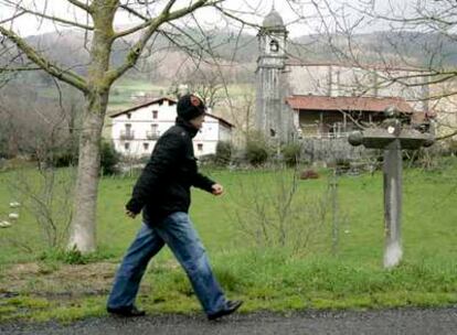 Un hombre pasea por Gaztelu, donde gobierna desde 2003 la agrupación de electores Itturraundi.