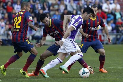 Javi Guerra controla el balón ante Busquets, Alves y Mascherano