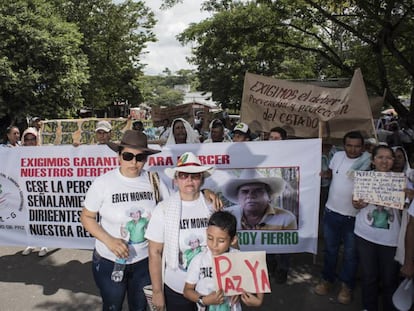 Marina Arias, com a filha e neto em San Vicente del Caguán, durante homenagem a seu marido, Erley Monroy, assassinado em novembro