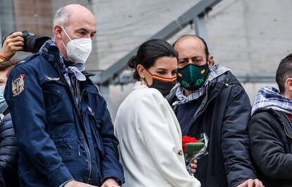 La presidenta de Vox en la Comunidad de Madrid, Rocío Monasterio, y los concejales de Vox en el Ayuntamiento de Valencia, pepe Gosálbez (i) y Vicente Montáñez (d), durante la mascletá, en la Plaza del Ayuntamiento, a 18 de marzo.