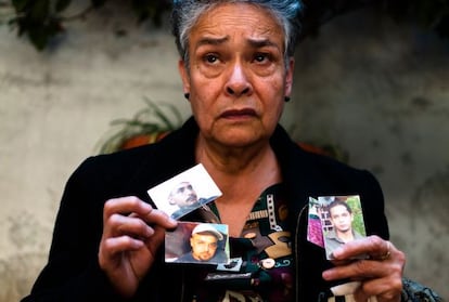 María Herrera Magdaleno muestra las fotos de sus cuatro hijos desaparecidos en los años 2008 y 2010. Pep Companys