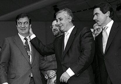 Álvarez-Cascos, Arenas y Aznar, en la clausura del XIII Congreso del Partido Popular, en 1999.