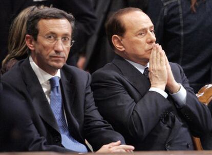 Gianfranco Fini (izquierda) y Silvio Berlusconi, durante una misa en Roma en 2005.