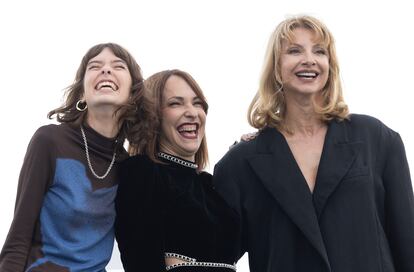 La directora Paula Ortiz, en el centro, y las actrices Alba Planas y Najwa Nimri, en la presentación este domingo de 'La virgen roja'.