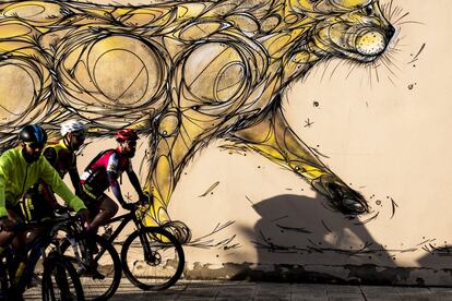 El año pasado, con la ayuda del programa de televisión 'Volando voy' (Cuatro), el pueblo recuperó también su viejo cine. Otro motivo más para visitar Penelles, además de poder observar en vivo este grafiti que el artista belga Dzia pintó en 2018.