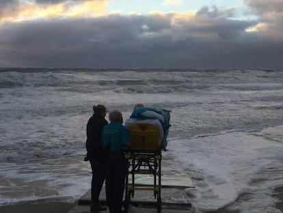 Ver el mar por última vez era el deseo de una de las personas a las que ayuda la ONG holandesa.