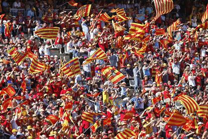 Seguidores de la USAP en las gradas del estadio olímpico Lluís Companys de Montjuïc.