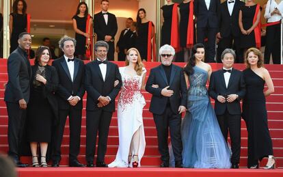 De izquierda a derecha, los miembros del jurado del 70º Festival de Cannes, Will Smith, Agnes Jaoui, Paolo Sorrentino, Gabriel Yared; el presidente del jurado Pedro Almodóvar; Fan Bingbing, Park Chan-wook y Maren Ade, antes de la gala.