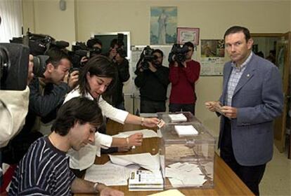 El <i>lehendakari</i>, Juan José Ibarretxe, ha asegurado, tras depositar su voto sobre las 9.30 horas en el Colegio La Milagrosa de Llodio (Álava), que la sociedad vasca demostrará de nuevo en estas elecciones que es "adulta" y "madura" y que "no quiere violencia" ni "incomunicación". Para Ibarretxe, la vasca es "es una sociedad que sabe lo que quiere y lo que no quiere.