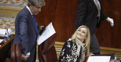 La presidenta de la Comunidad de Madrid, Cristina Cifuentes, y el consejero de Presidencia y responsable del Canal de Isabel II, Ángel Garrido.