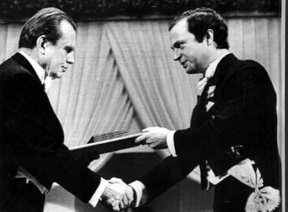 El poeta polaco Czestaw Milosz recoge el premio Nobel de la literatura en 1980.