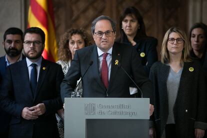 El presidente de la Generalitat, Quim Torra, se ha desplazado a primera hora a la cárcel de Brians 2 para expresar su apoyo a los políticos, que afrontan penas de prisión de entre 7 y 25 años por los delitos de rebelión, malversación y desobediencia. En la imagen, el presidente catalán Quim Torra, acompañado de todos sus miembros del gobierno, ha realizado una declaración institucional tras la reunión extraordinaria del consejo ejecutivo del gobierno catalán con motivo del traslado de los 9 políticos presos a los centros penitenciarios de Alcalá-Meco y Soto del Real, el 1 de febrero de 2019.