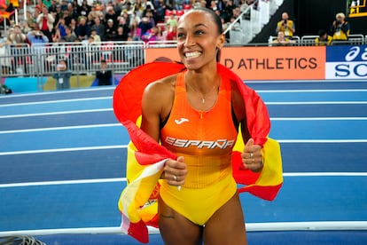 Ana Peleteiro, celebra el bronce conseguido  en Nanjing, este sábado. 