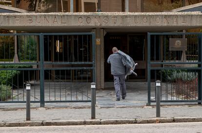 Un operario lleva un sillón de oficina nuevo al Tribunal Constitucional, este 29 de diciembre.