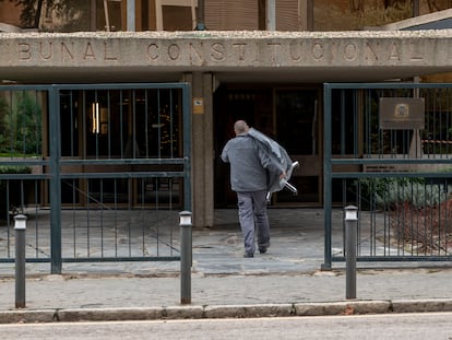 Un operario lleva un sillón de oficina nuevo al Tribunal Constitucional, este 29 de diciembre.