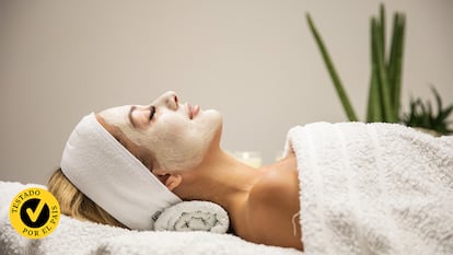 Una chica haciéndose un tratamiento facial.