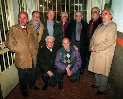 Marcelino Camacho posa en 1998 en la tercera galera de la prisin de Carabanchel con otros compa?eros que tambin estuvieron encarcelados junto a l durante el franquismo.