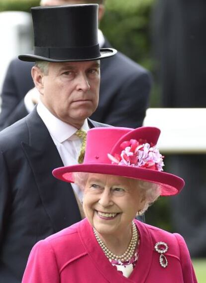 La reina Isabel II y su hijo, el príncipe Andrés de Inglaterra.