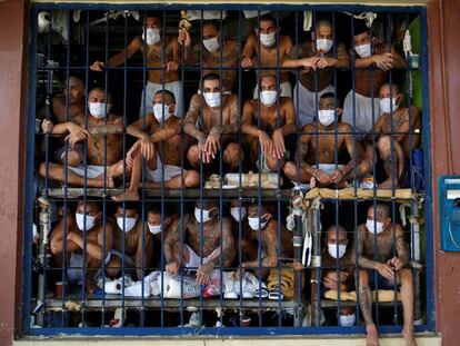 Pandilleros detenidos en una cárcel de El Salvador.