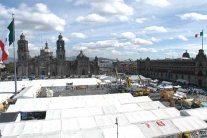 Seguidores de López Obrador toman posiciones en la plaza del Zócalo de la ciudad de México para la convención nacional del sábado.