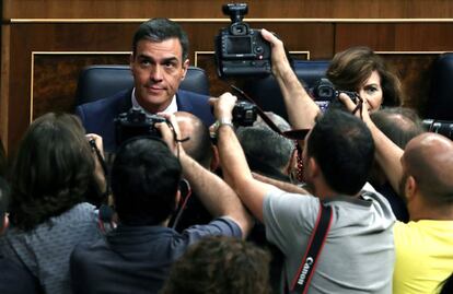 Pedro Sánchez, fotografiado en su escaño, tras su llegada al Congreso.