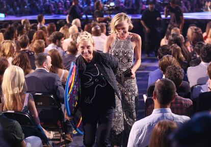 La popular presentadora de televisión y actriz Ellen DeGeneres junto a su mujer Portia de Rossi tras recoger la tabla de surf como mejor comediante, .