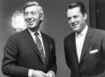 Hergé (izquierda) y Raymond Léblanc (padre de la revista <i>Tintín</i>)<b> observan</b> las correrías del personaje, que vende dos millones de álbumes al año.