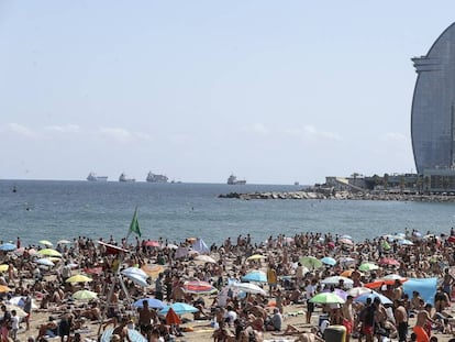 Las playa de la Barceloneta, abarrotada en agosto.