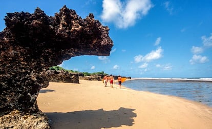 Surfistas en una playa de la isla de Manda, en la costa de Kenia.