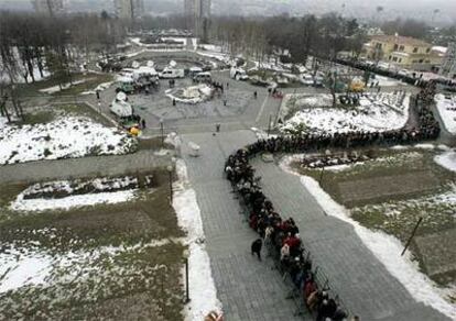 Partidarios de Milosevic hacen cola, pese al frío, para velar por el cuerpo del ex dictador.