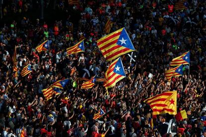 Vista de varias banderas independentistas durante la manifestación.