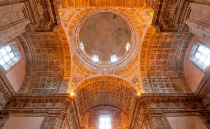 Interior de la iglesia de Santa María de Monfero (A Coruña).