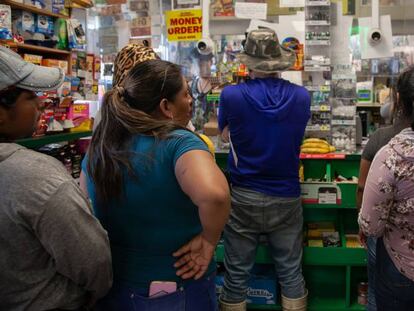 Compradores en una tienda de conveniencia de Florida (EE UU). 