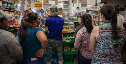 Compradores en una tienda de conveniencia de Florida (EE UU). 
